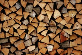 Hvorfor brænde og briketter er gode til at varme dit hjem op med, og hvorfor man skal passe på med billige træpiller og træbriketter på tilbud.